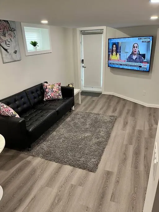 Cozy Private 1 Bedroom Basement Suite - Free Parking And Free Wifi ウィニペグ アパート