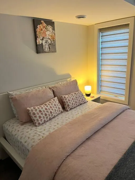 Cozy Private 1 Bedroom Basement Suite - Free Parking And Free Wifi ウィニペグ アパート