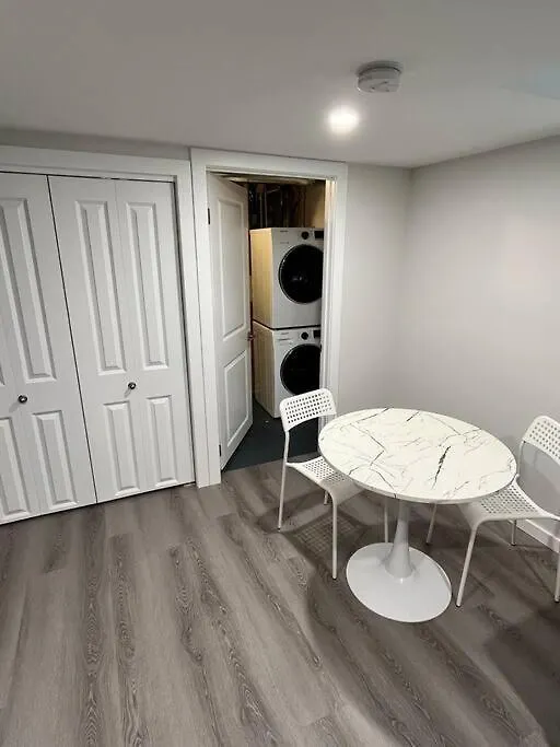 Cozy Private 1 Bedroom Basement Suite - Free Parking And Free Wifi ウィニペグ アパート